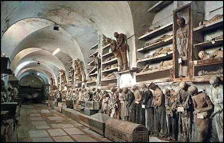 Le catacombe dei Cappuccini raccontate da Dario Piombino Mascali