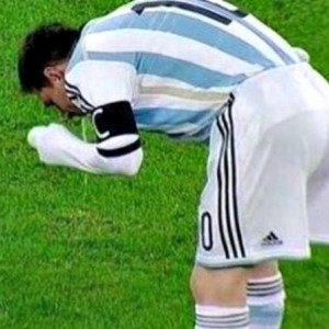 Messi-vomita-in-campo-300x300