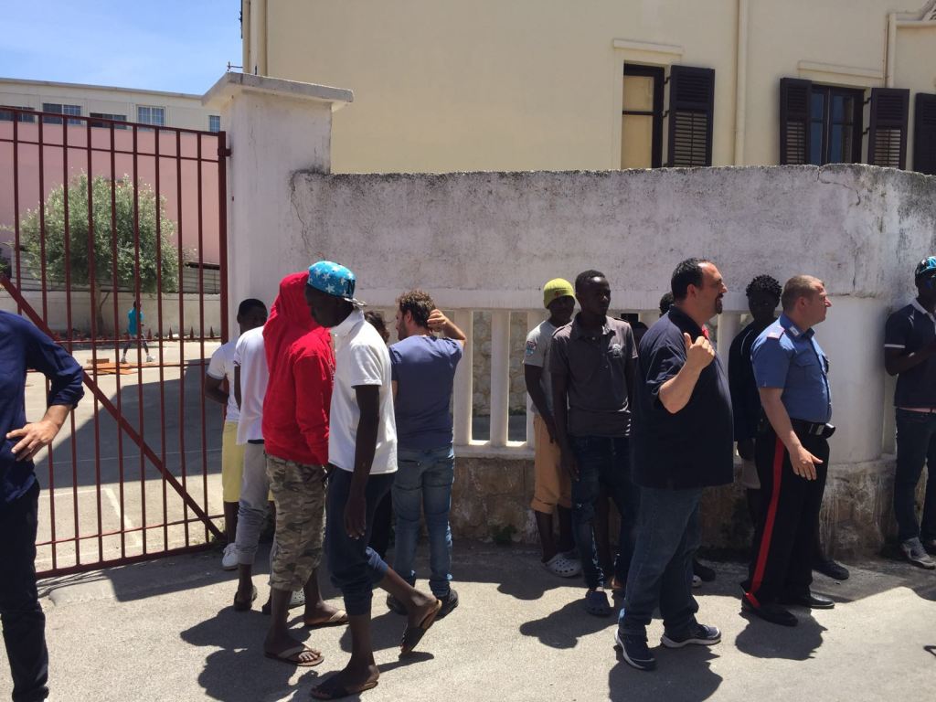 Protesta in un centro per migranti