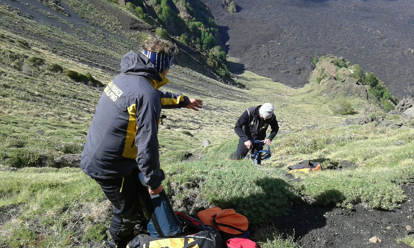 Cade e si spezza una gamba|Soccorso escursionista sull'Etna ...