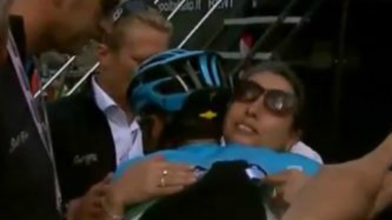 Nibali abbraccia mamma chaves