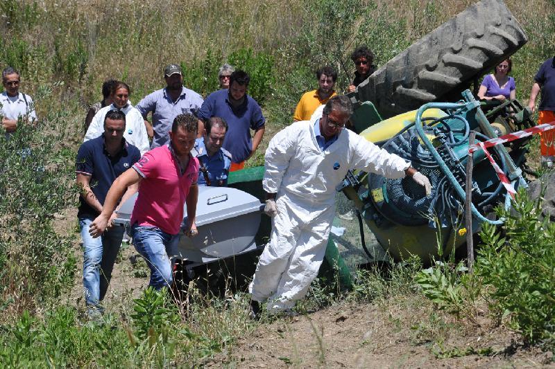 Si ribalta il trattore muore la figlia, tragedia in campagna ...