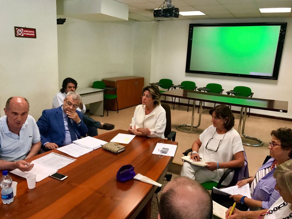 L'assessore Mangano durante l'incontro per le politiche attive del lavoro