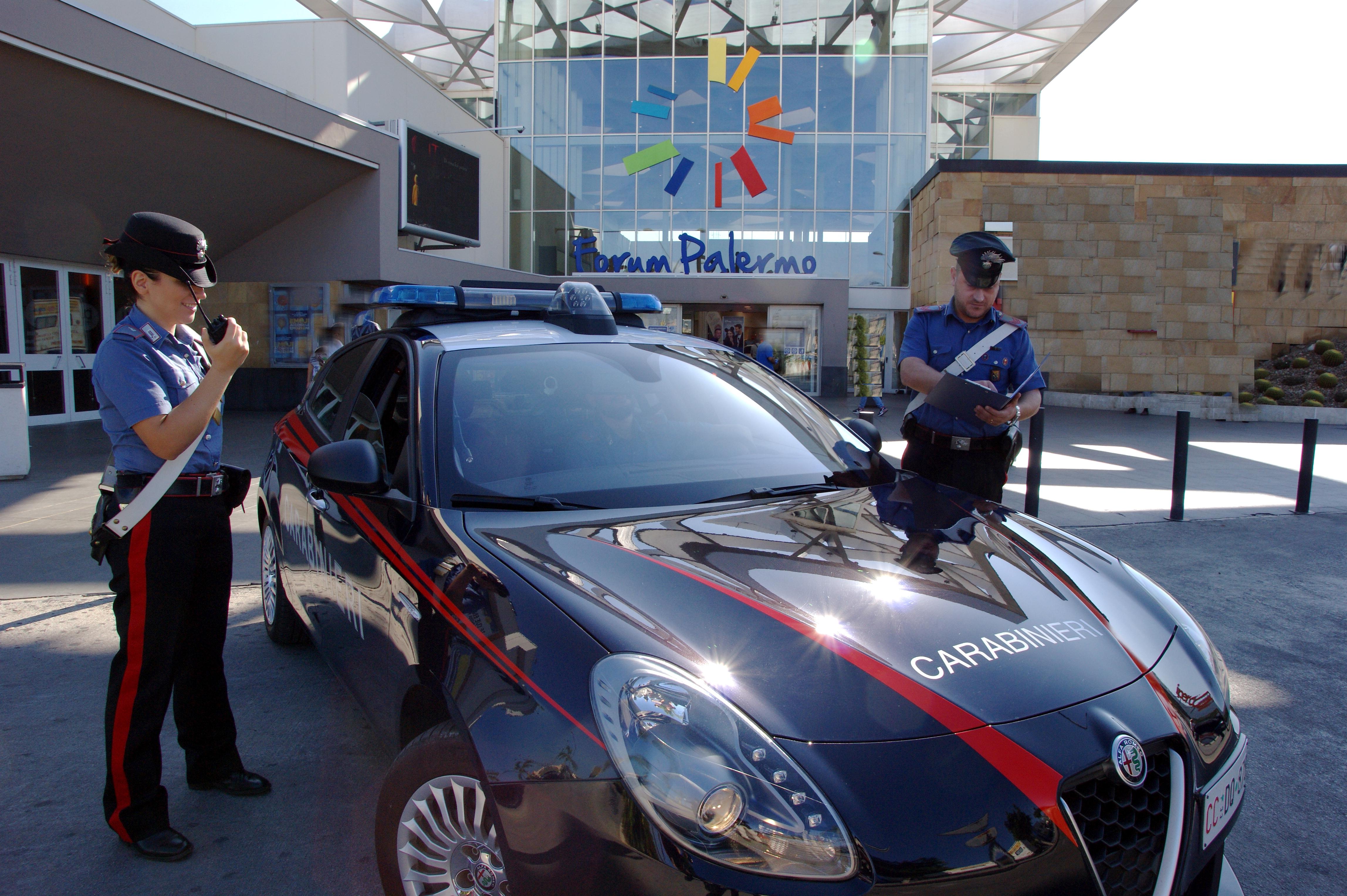 Sorprese a rubare occhiali da sole al Forum, in due finiscono in manette -  BlogSicilia - Ultime notizie dalla Sicilia