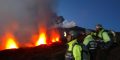 Etna (CT), Italy: uomini del Soccorso Alpino della Guardia di Finanza di Nicolosi controllano l'eruzione stomboliana dalla bottoniera a quota 2.200 mt di Piano Provenzano.© Massimo Sestini