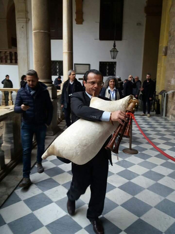 La 'performance' di Cateno De Luca all'Ars, suona la zampogna per fare