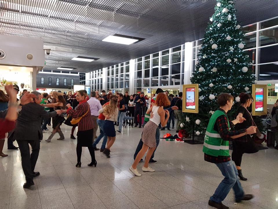 Flashmob sulle note di Jingle Bells Swing in aeroporto a Catania (VIDEO) -  BlogSicilia - Ultime notizie dalla Sicilia