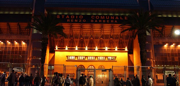 Tensione allo stadio Barbera, scontri tra 200 tifosi incappucciati e la polizia