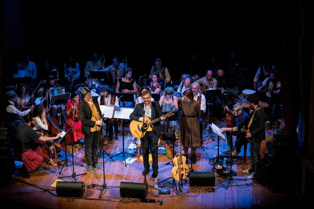Dario Brunori con OMA Orchestra Multietnica di Arezzo