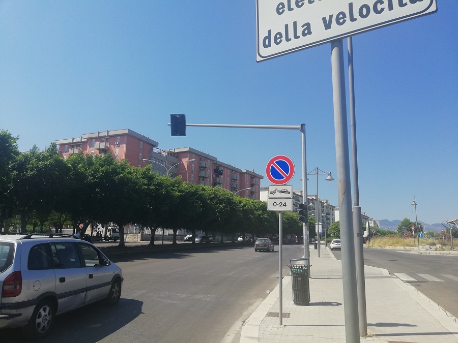 Semaforo spento in via Ernesto Basile, a rischio attraversamento