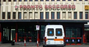 Incidente sul lavoro a Belpasso, grave un operaio di 50 anni caduto dal cestello