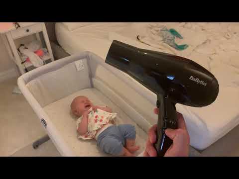 bimbo smette di piangere con phon