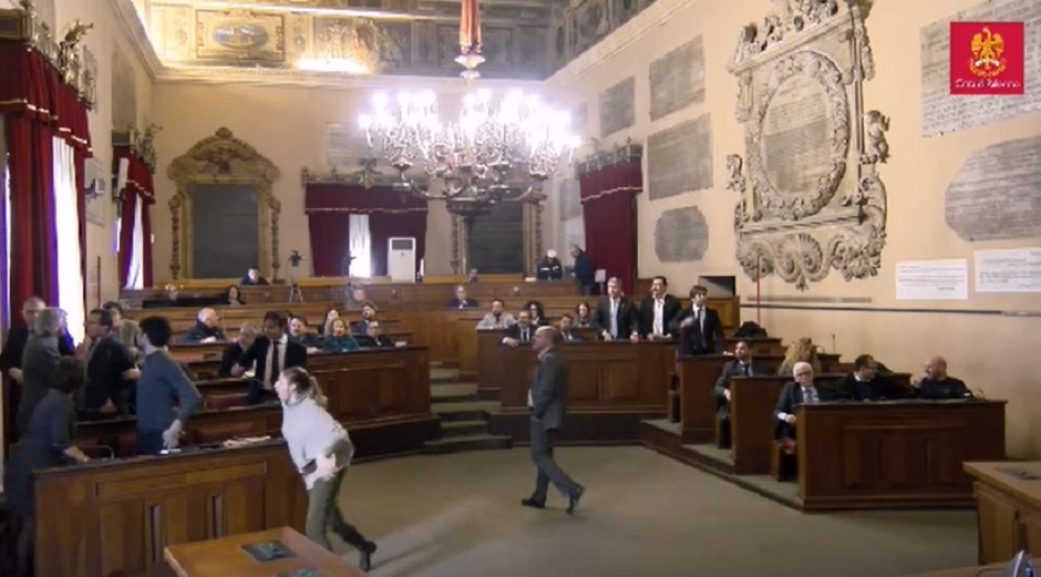 Bagarre in consiglio comunale