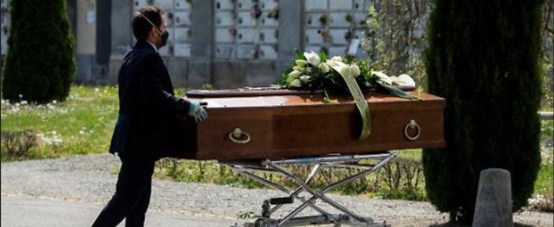 Lecce – Vigilessa irrompe durante un funerale