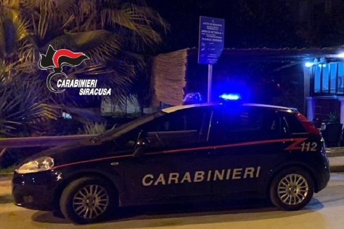 Carabinieri impegnati in una indagine su un presunto caso di racket a Rosolini