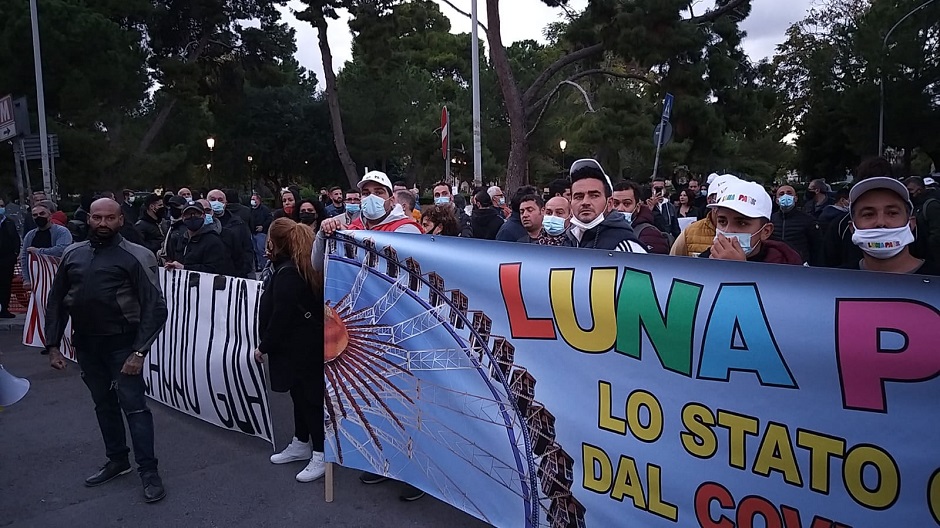 Estrema destra e estrema sinistra in piazza a Palermo contro le