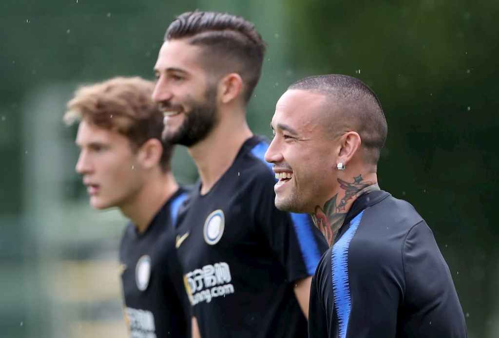 Dopo Alessandro Bastoni e Milan Skriniar, altri due giocatori dell'Inter sono risultati positivi al coronavirus: Roberto Gagliardini e Radja Nainggolan