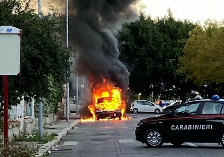 Paura In Via Ernesto Basile Ambulanza Avvolta Dalle Fiamme Esplode 