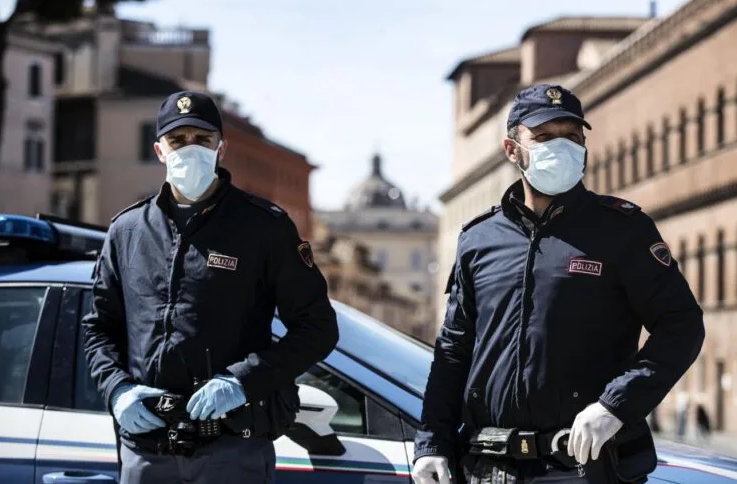 poliziotti con mascherina