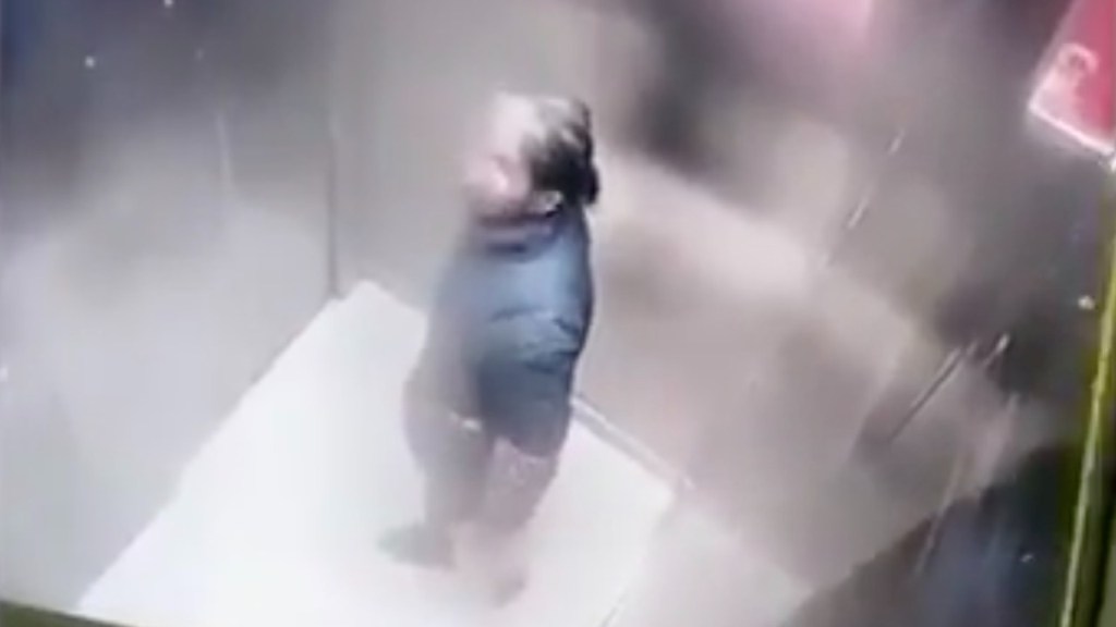 donna sputa in ascensore