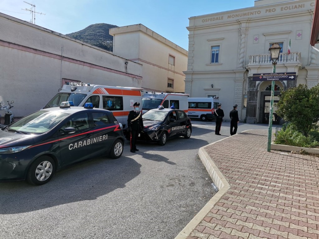 suicidio carabinieri lipari salvata