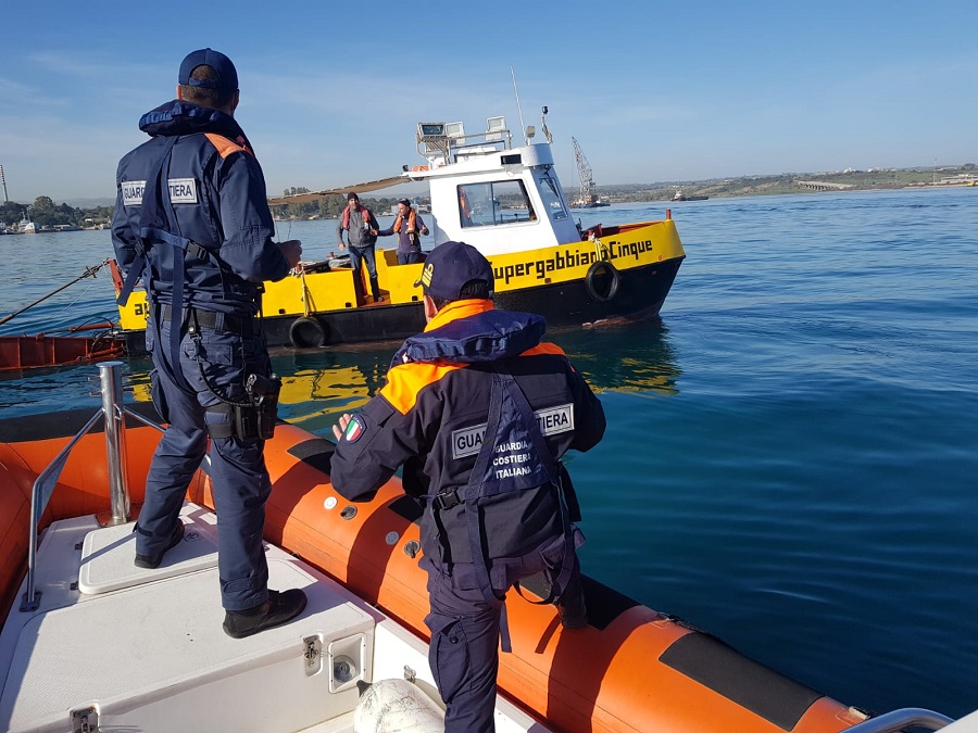 Sversamento Di Idrocarburi Allarme Inquinamento Nel Porto Di Augusta 