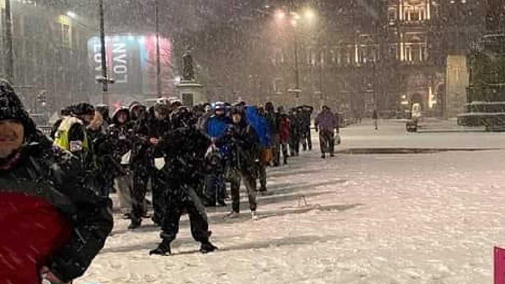 poveri in fila mensa