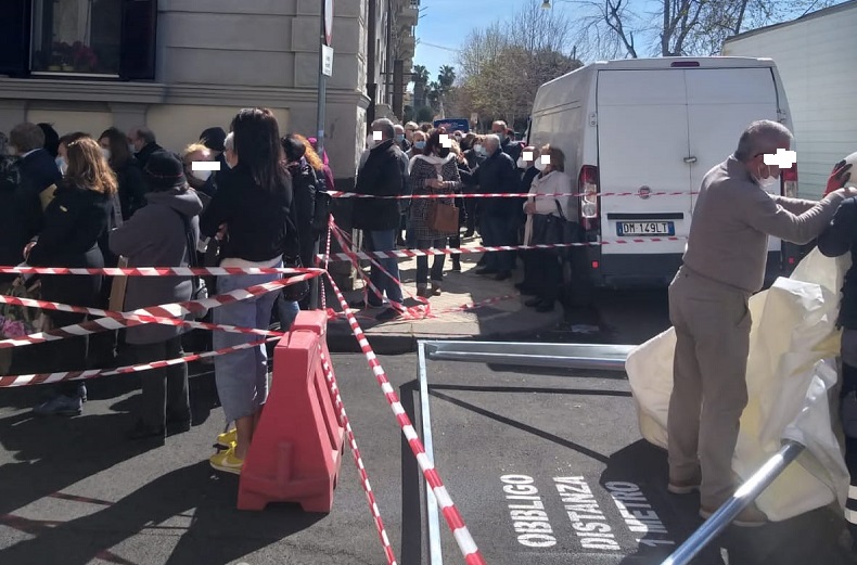 Ancora code all'Hub per i vaccini, "rischi elevati, spostiamolo all