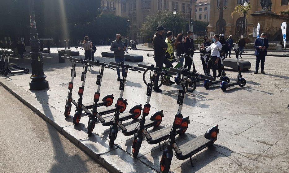 Stop a monopattini e bici elettriche nel centro pedonale della città ...