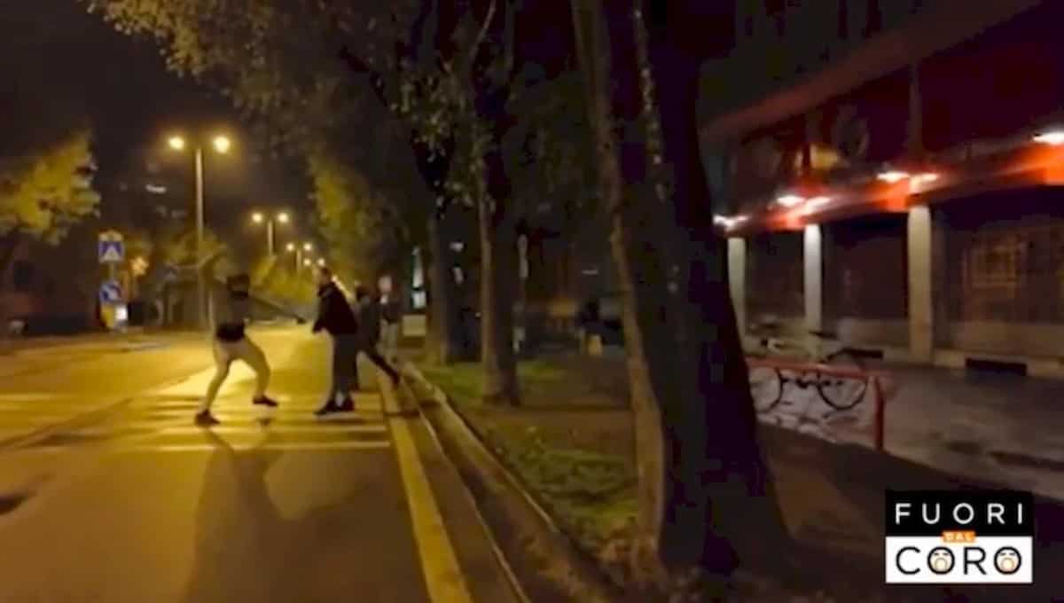 Aggredita troupe di Fuori dal Coro, giornalista di Mediaset ferita (VIDEO) Aggredita troupe di Fuori dal Coro, giornalista di Mediaset ferita (VIDEO)