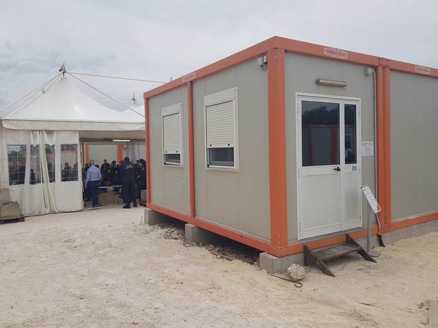 Il centro per migranti di Cassibile