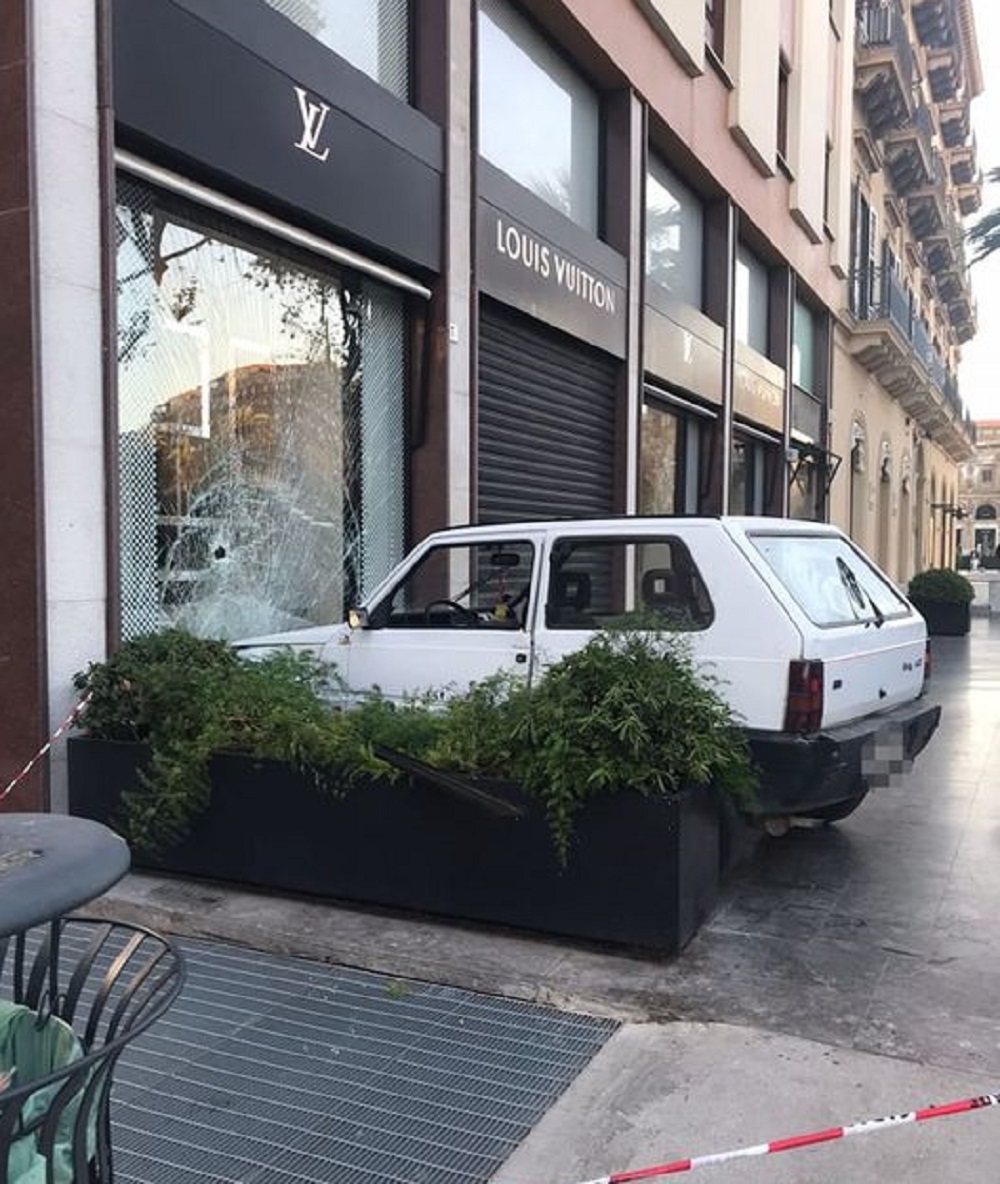 Tentato furto al negozio Louis Vuitton a Palermo, auto contro la vetrina -  BlogSicilia - Ultime notizie dalla Sicilia