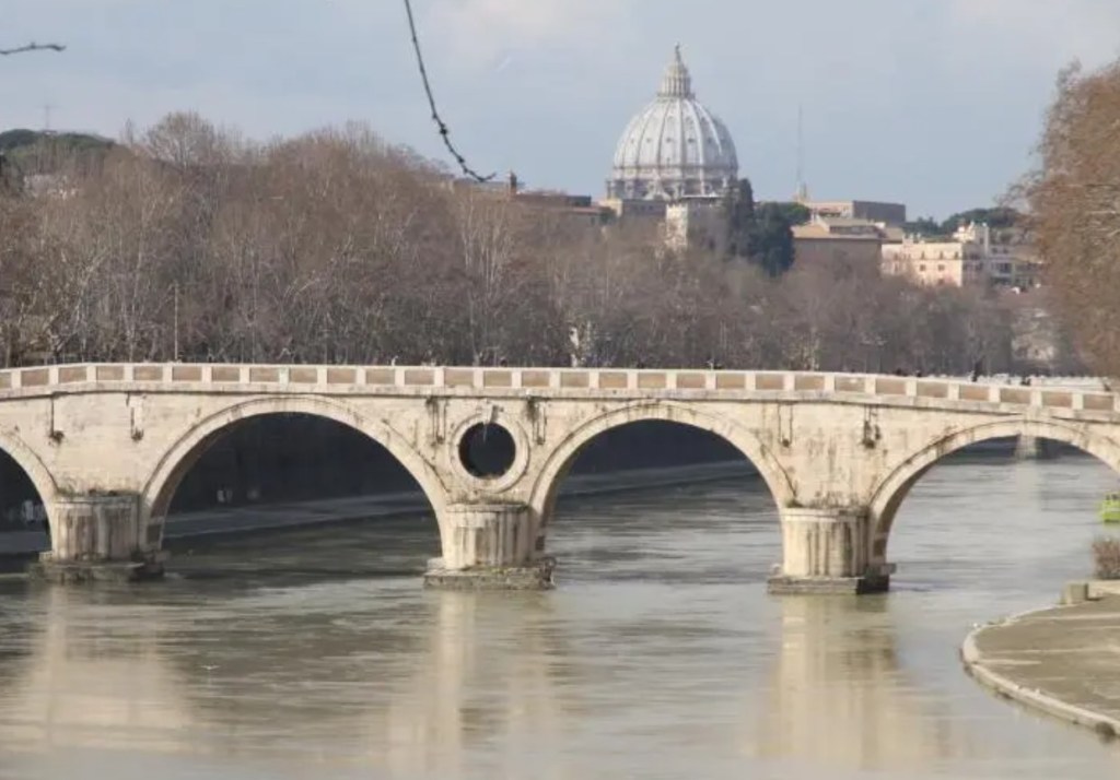 Dramma ieri sera, intorno alle 20.30, in zona Trastevere, al centro di Roma. Un 31enne è caduto da Ponte Garibaldi. I dettagli.