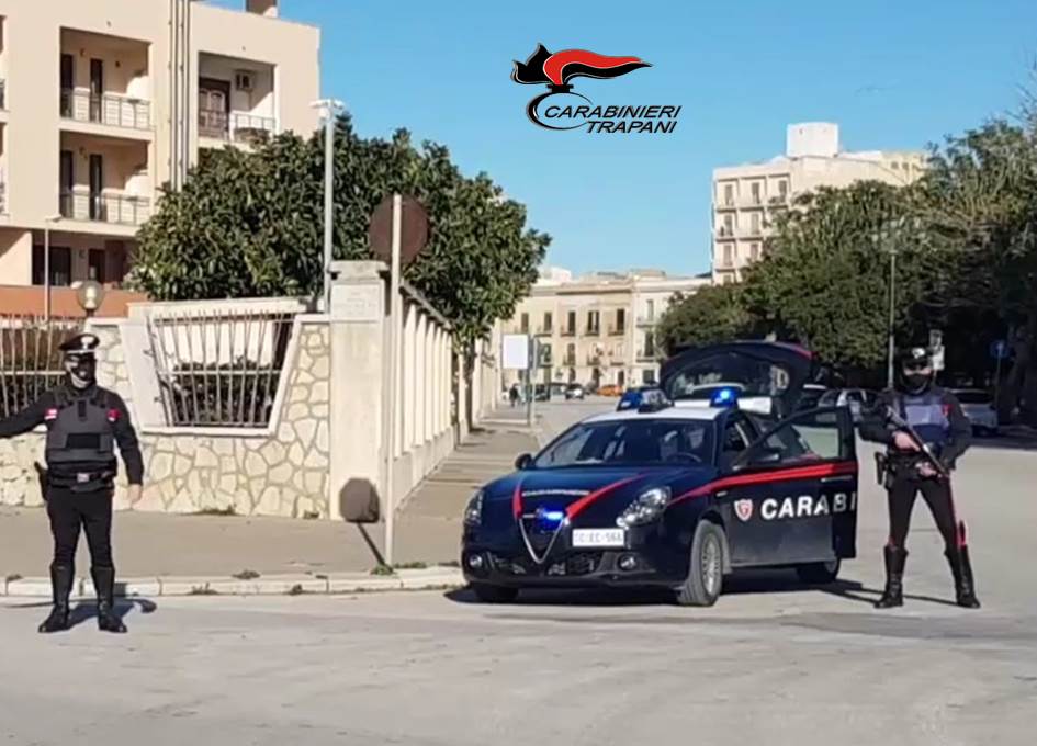 calci pugni carabinieri arresto