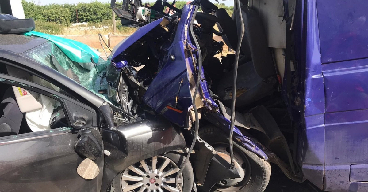 Scontro frontale tra auto e furgone, 2 morti e 2 feriti