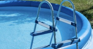 Bimba muore annegata in piscina in via Villagrazia, indagini in corso