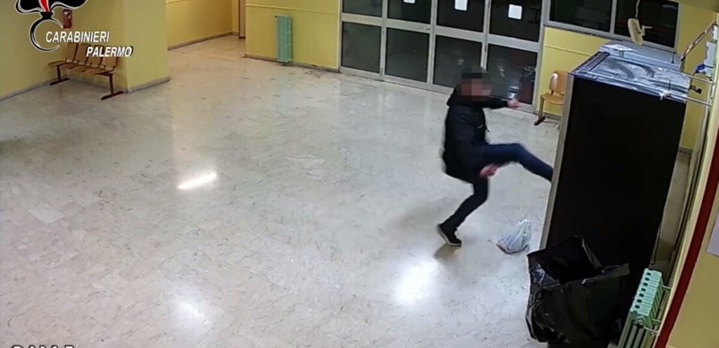 In una scuola di Avola un drammatico pestaggio ai danni di un docente