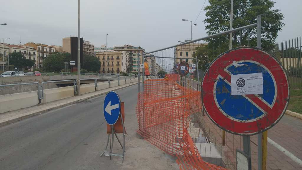 Via Crispi, pali dell'illuminazione
