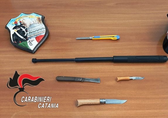 coltelli manganello carabinieri denunce