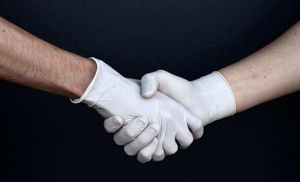 stretta mano covid19