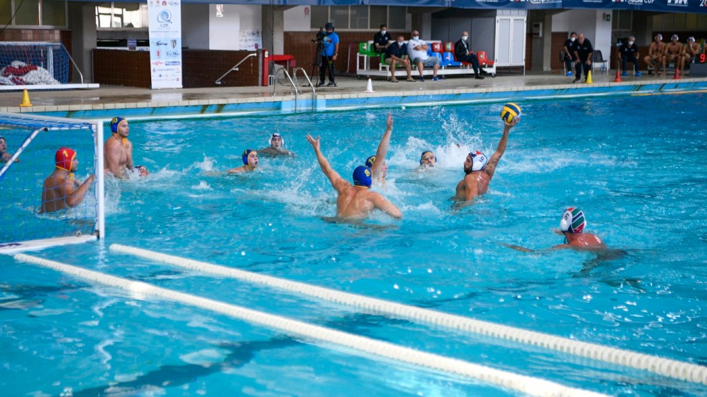 Francesco Lo Cascio, capitano del Telimar, in azione contro lo Zlugo in Len Euro Cup
