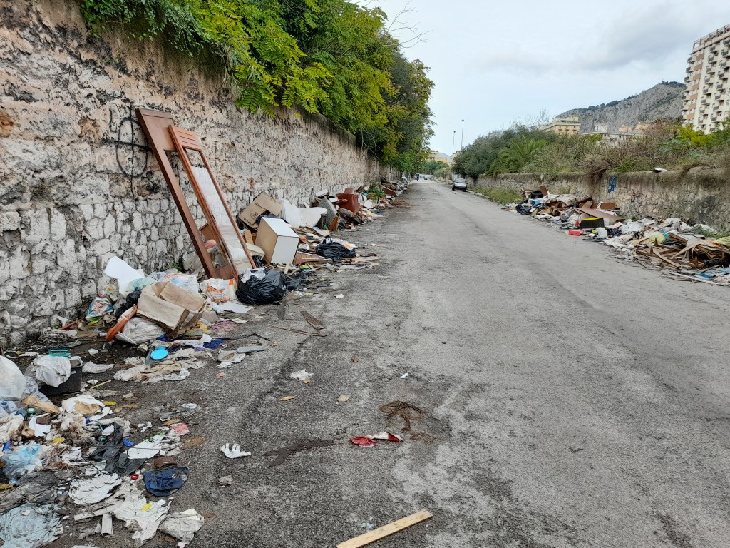 rifiuti pressi via Autonomia Siciliana, Palermo