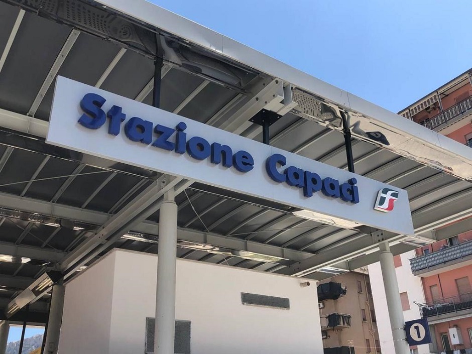 L'ingresso della stazione ferroviaria di Capaci