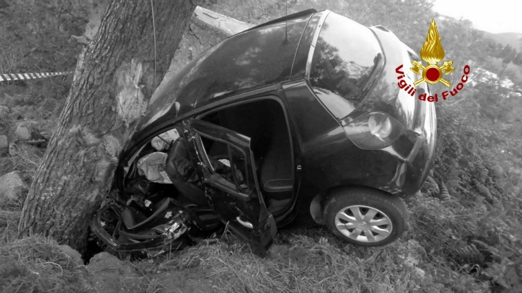Incidente mortale, Renault Clio contro un albero a Lipari