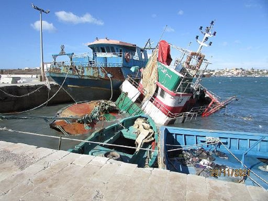 Lampedusa emergenza ambientale barconi abbandonati