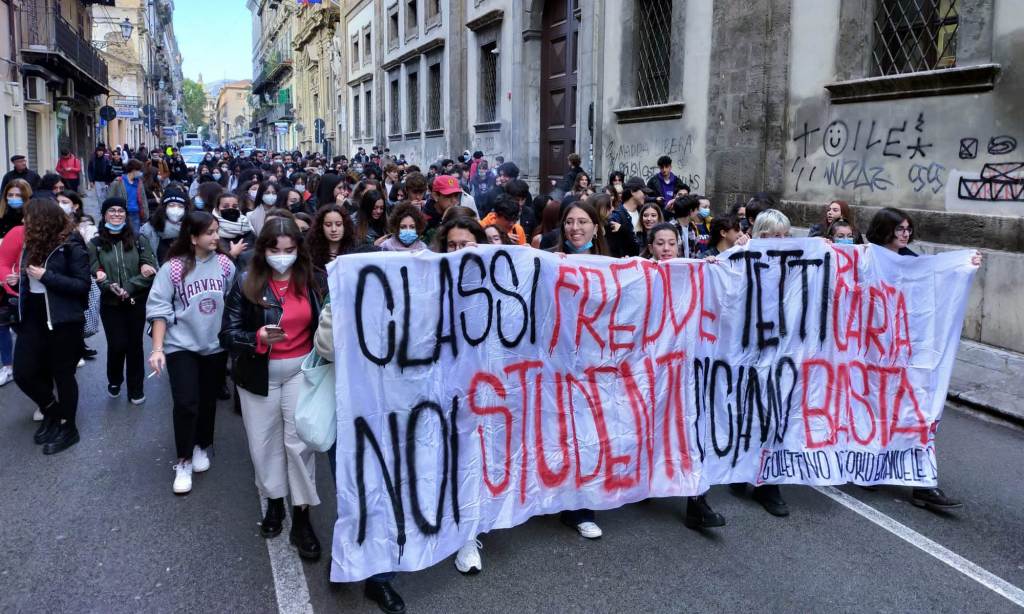 protesta studenti classi fatiscenti