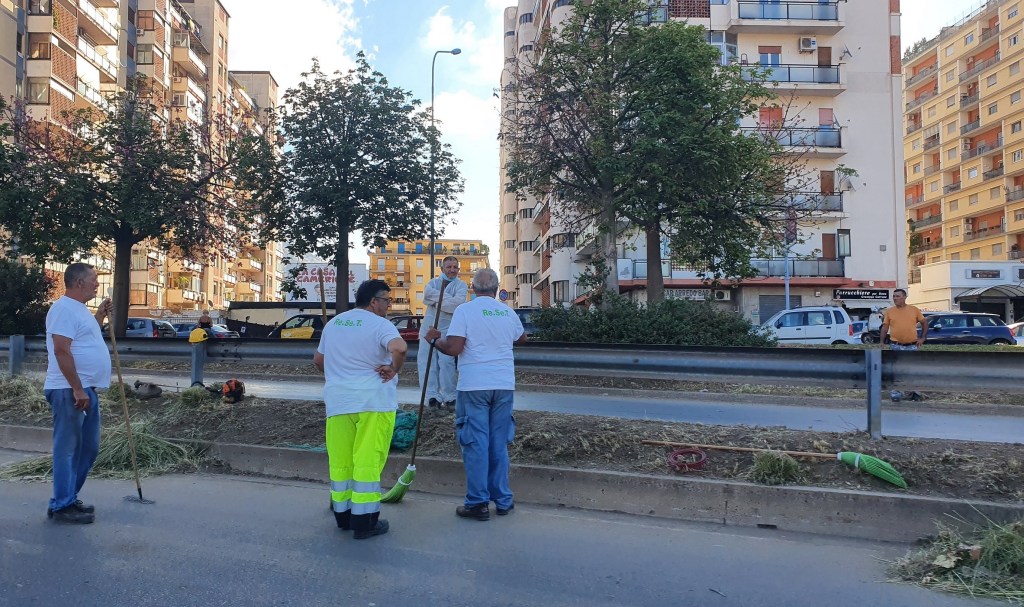 operai Reset puliscono viale Regione Siciliana, giardinieri