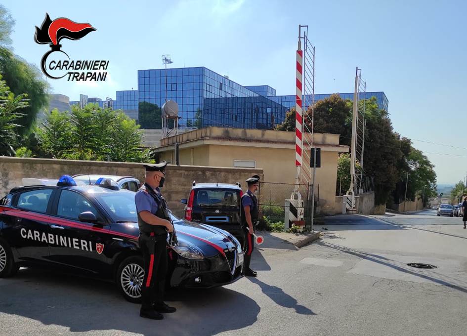 I carabinieri al passaggio a livello di Castelvetrano