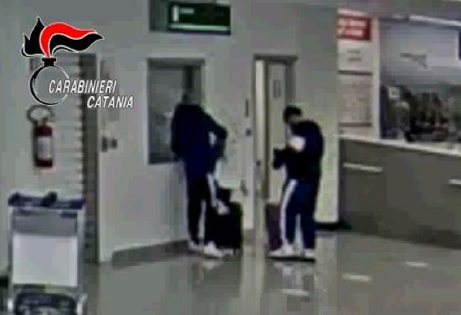 Catania aeroporto finti altruisti rubano valigia 1-12-2021