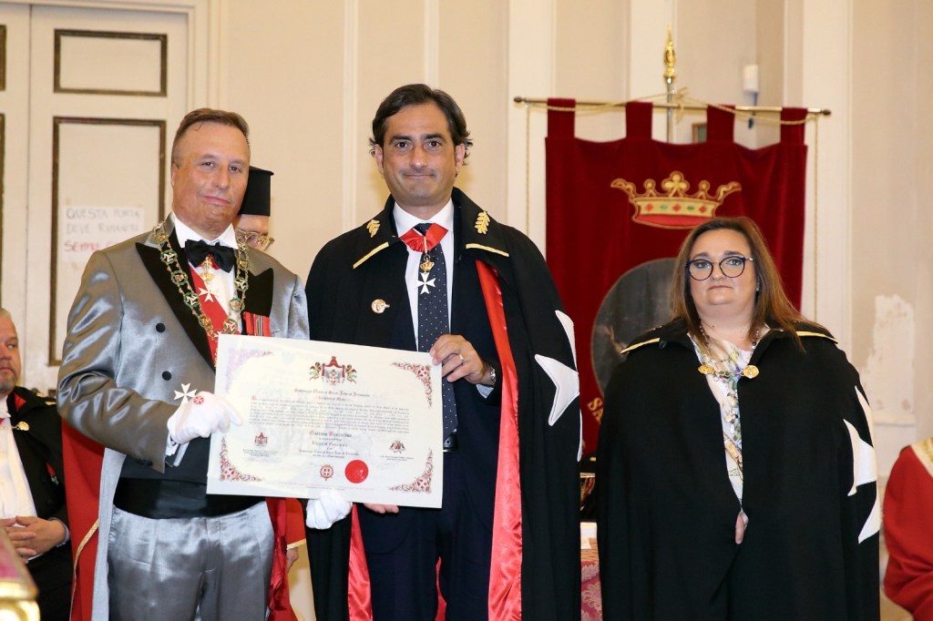 N.B. Nella foto il cav. Gaetano Benincasa con il Gran Maestro Principe Thorbjon ed il Gran Priore di Sicilia Natalina Romania